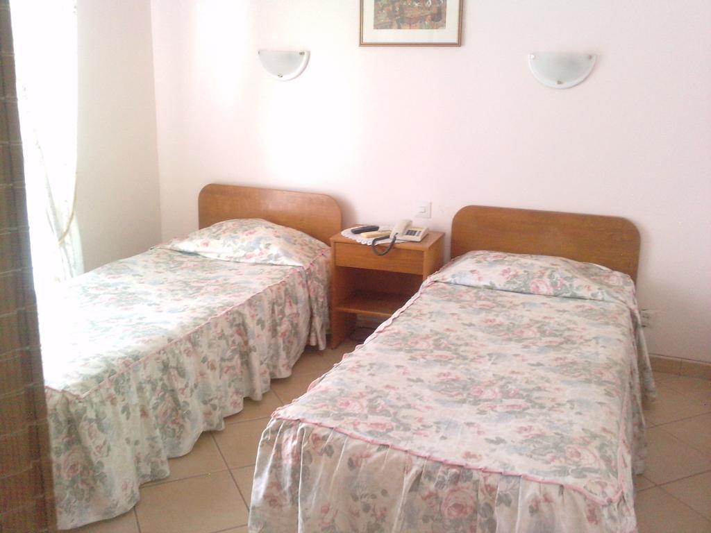Residencial Nosso Paraiso Bed & Breakfast Quarteira Room photo